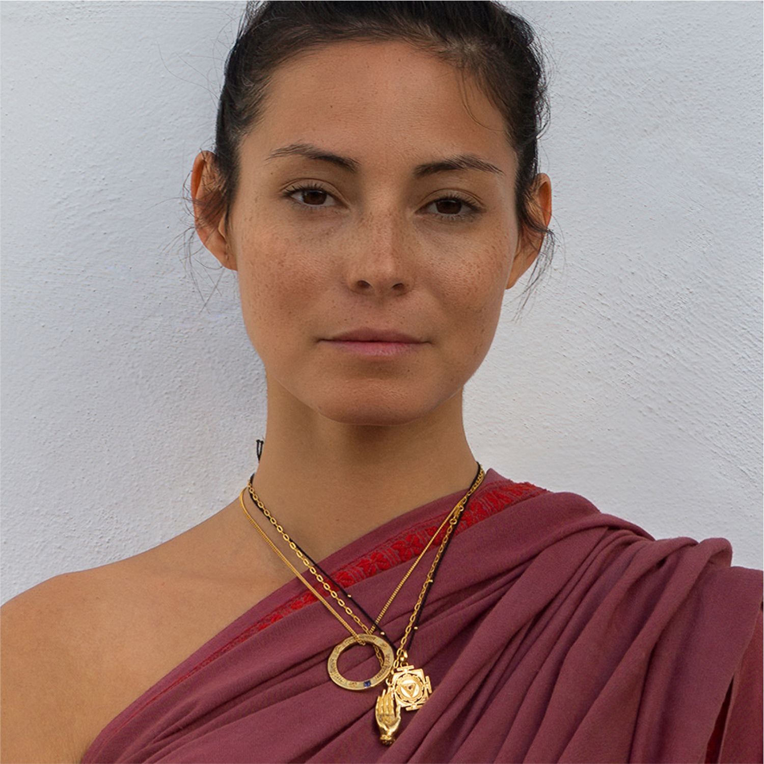 Die balinesische Yoga Lehrerin Steffi trägt eine Kombination aus 3 spirituellen Ketten: Abhaya Mudra, Kali Yantra und Shiva Mantra - Schmuck für Yoga und Meditation