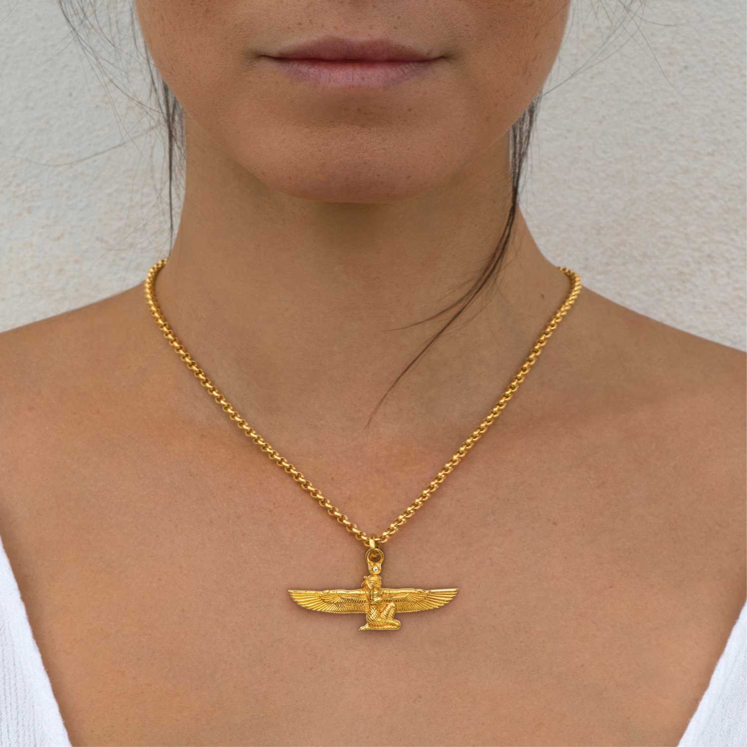 Detailaufnahme von Yoga Teacher Steffi trägt einen vergoldeten Göttin-Isis-Anhänger mit Bergkristall von ETERNAL BLISS - Ägyptischer Schmuck