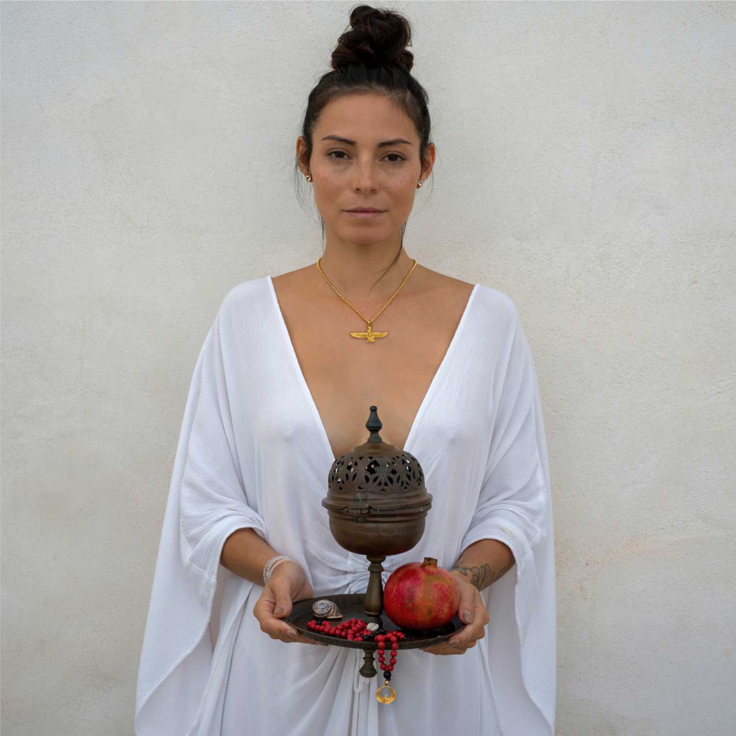 Yoga Teacher Steffi kombiniert einen vergoldeten Göttin-Isis-Anhänger mit Bergkristall mit Ägyptischem Schmuck von ETERNAL BLISS