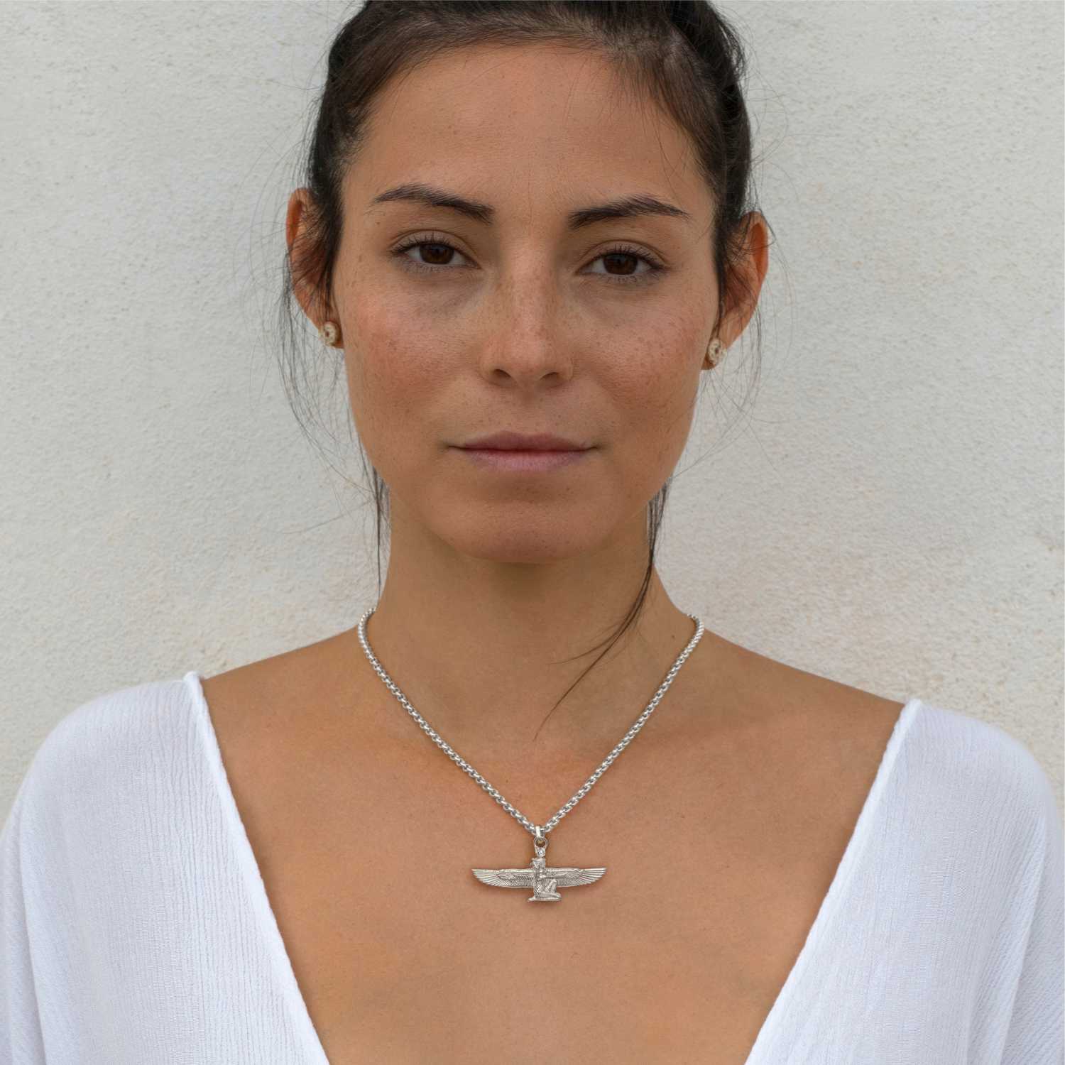 Detailaufnahme von Yoga Teacher Steffi trägt einen silbernen Göttin-Isis-Anhänger mit Bergkristall von ETERNAL BLISS - Ägyptischer Schmuck
