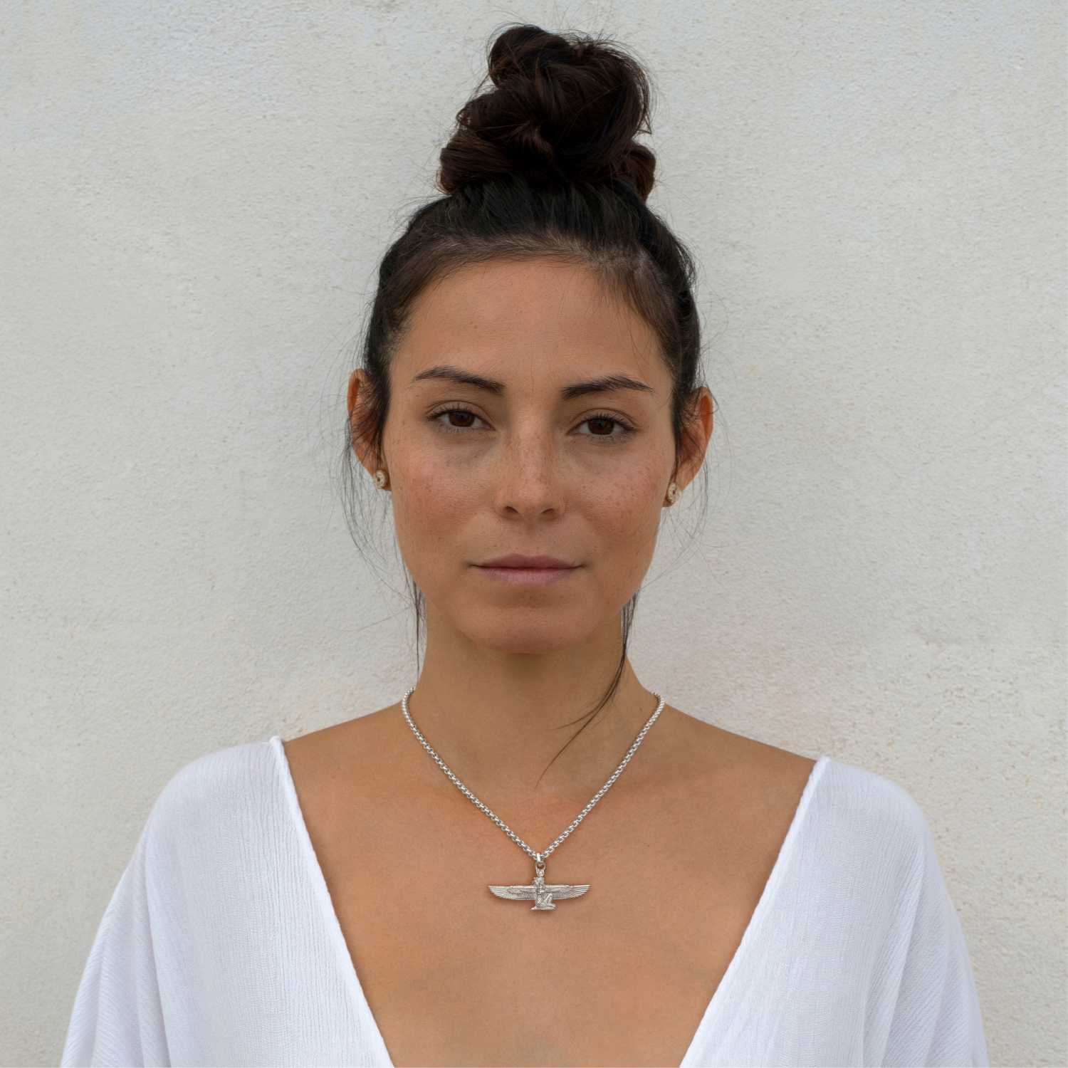 Detailaufnahme von: Yoga Teacher Steffi trägt einen silbernen Göttin-Isis-Anhänger mit Bergkristall von ETERNAL BLISS