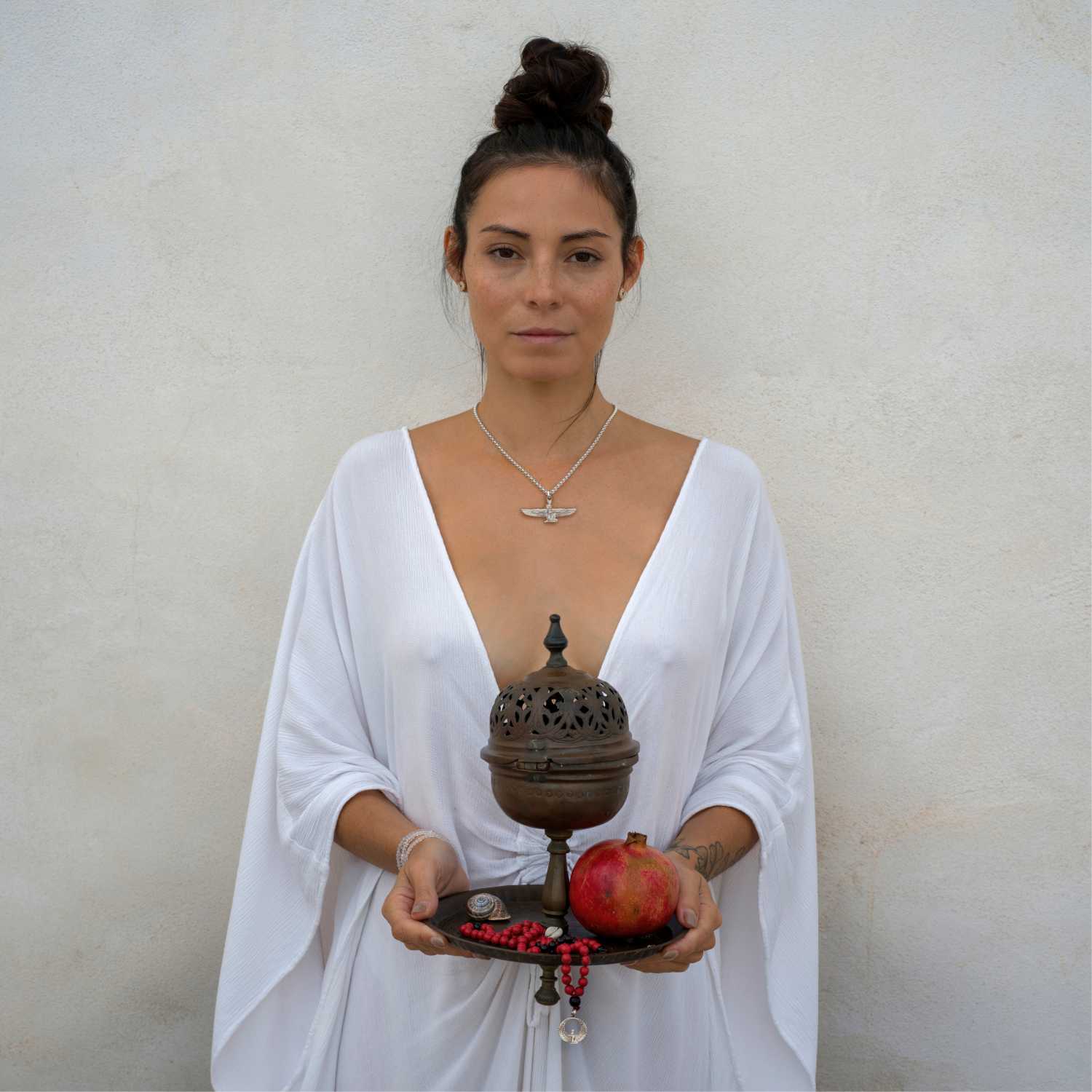 Yoga Teacher Steffi kombiniert einen silbernen Göttin-Isis-Anhänger mit Bergkristall mit Ägyptischem Schmuck von ETERNAL BLISS
