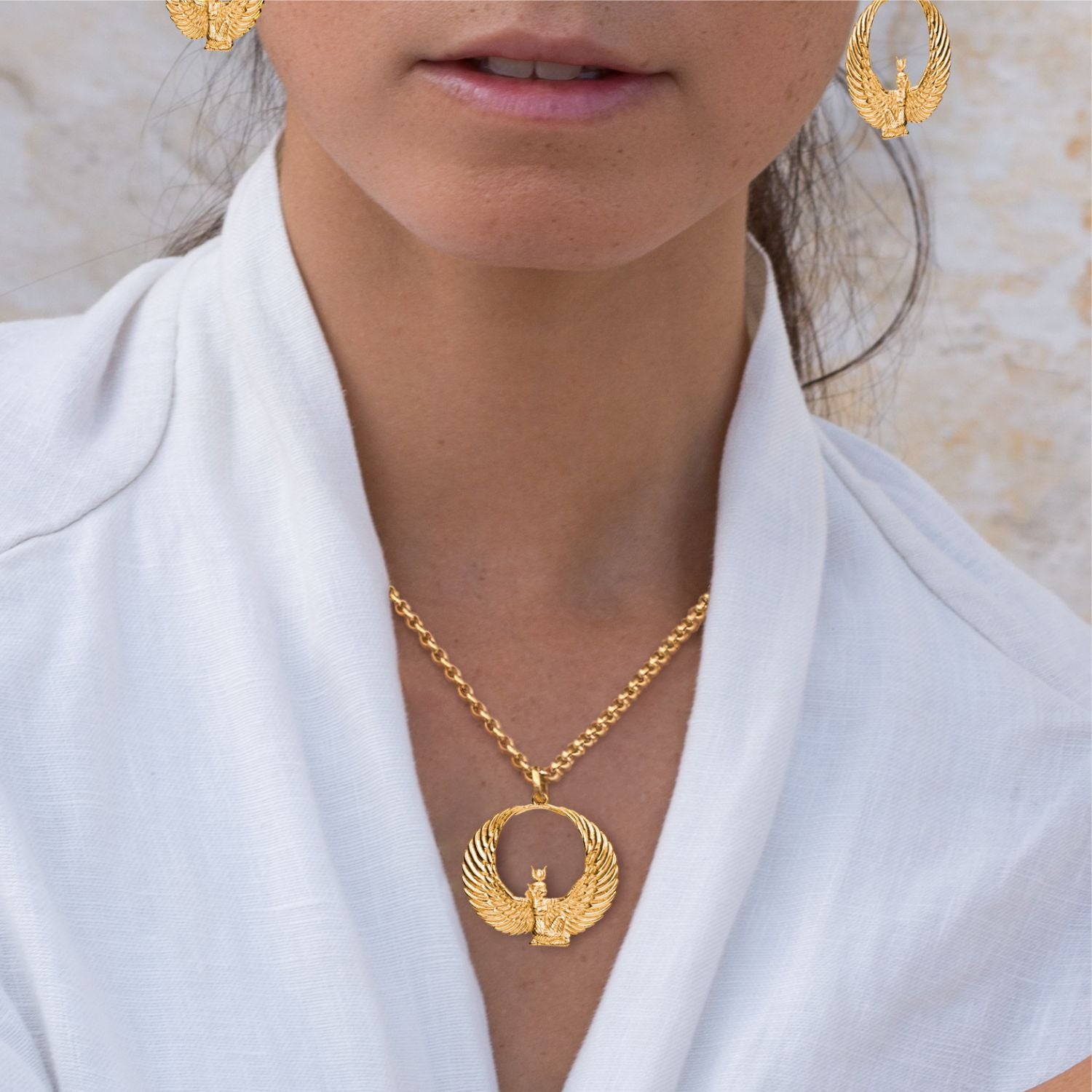 Detailaufnahme von: Yoga Teacher Steffi trägt einen dynamisch gerundeten, vergoldeten Göttin-Isis-Anhänger mit Bergkristall von ETERNAL BLISS - Ägyptischer Schmuck