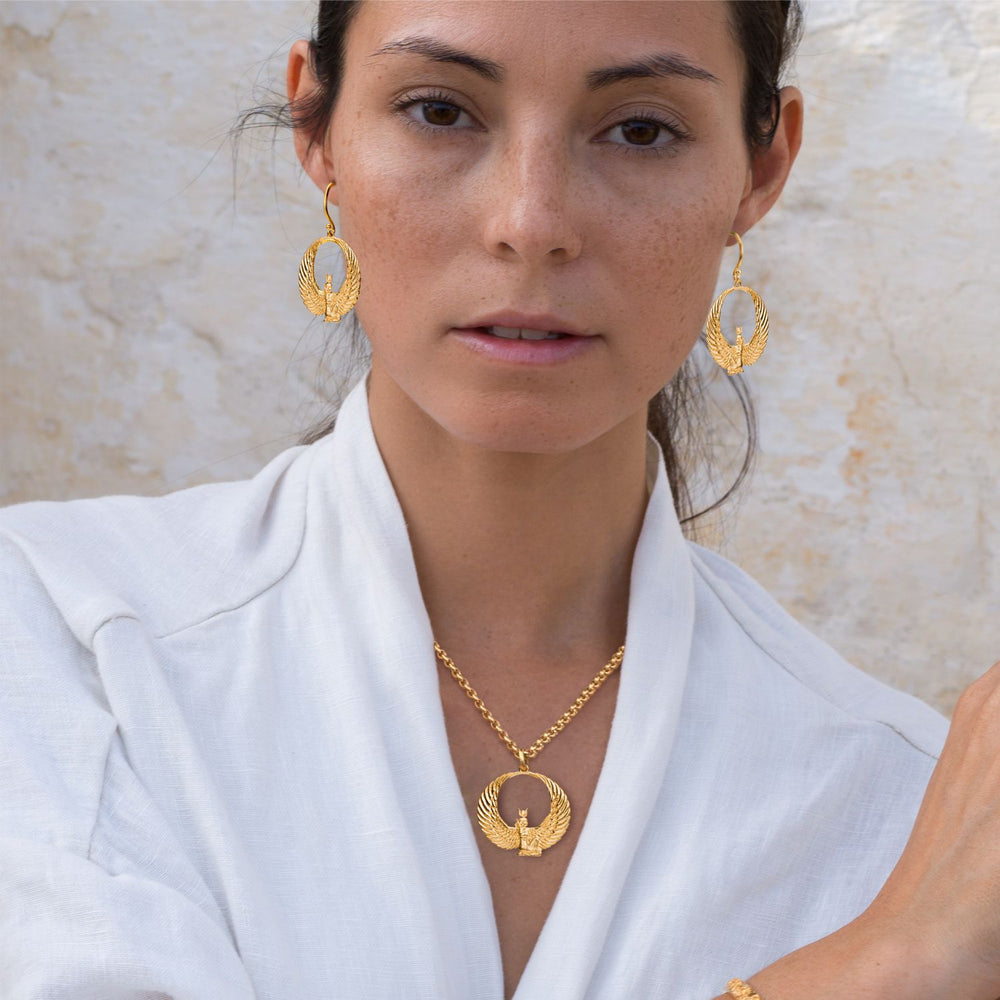 Die Yoga Lehrerin Steffi trägt einen dynamisch gerundeten, vergoldeten Göttin-Isis-Anhänger mit Bergkristall von ETERNAL BLISS - Ägyptischer Schmuck