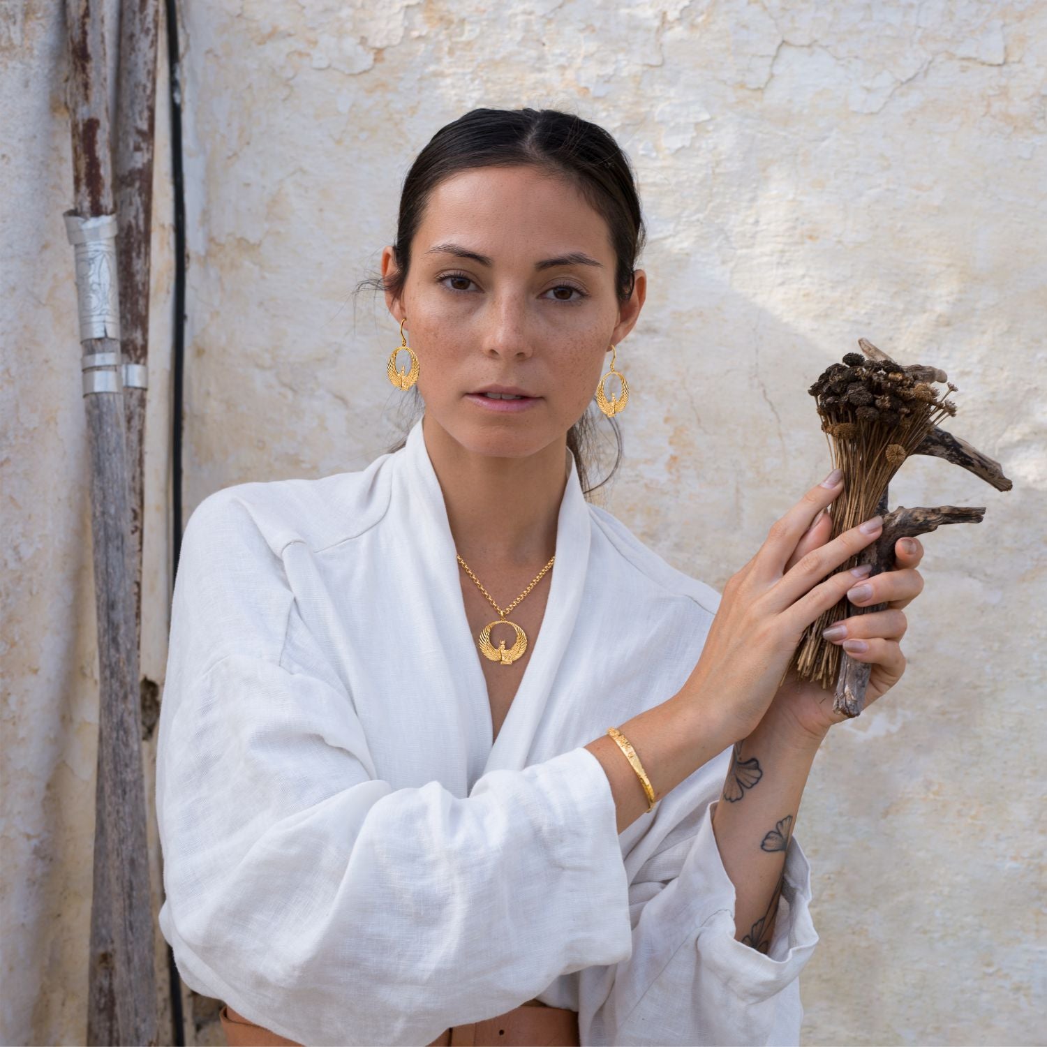 Yoga Teacher Steffi kombiniert einen dynaimsch gerundeten, vergoldeten Göttin-Isis-Anhänger mit Bergkristall mit Ägyptischem Schmuck von ETERNAL BLISS