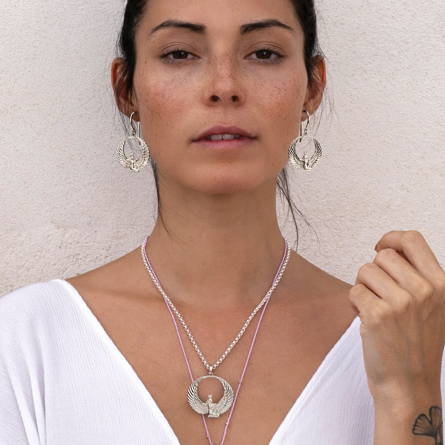 Die Yoga Lehrerin Steffi trägt einen dynamisch gerundeten Göttin-Isis-Anhänger aus Sterling Silber mit Bergkristall von ETERNAL BLISS - Ägyptischer Schmuck