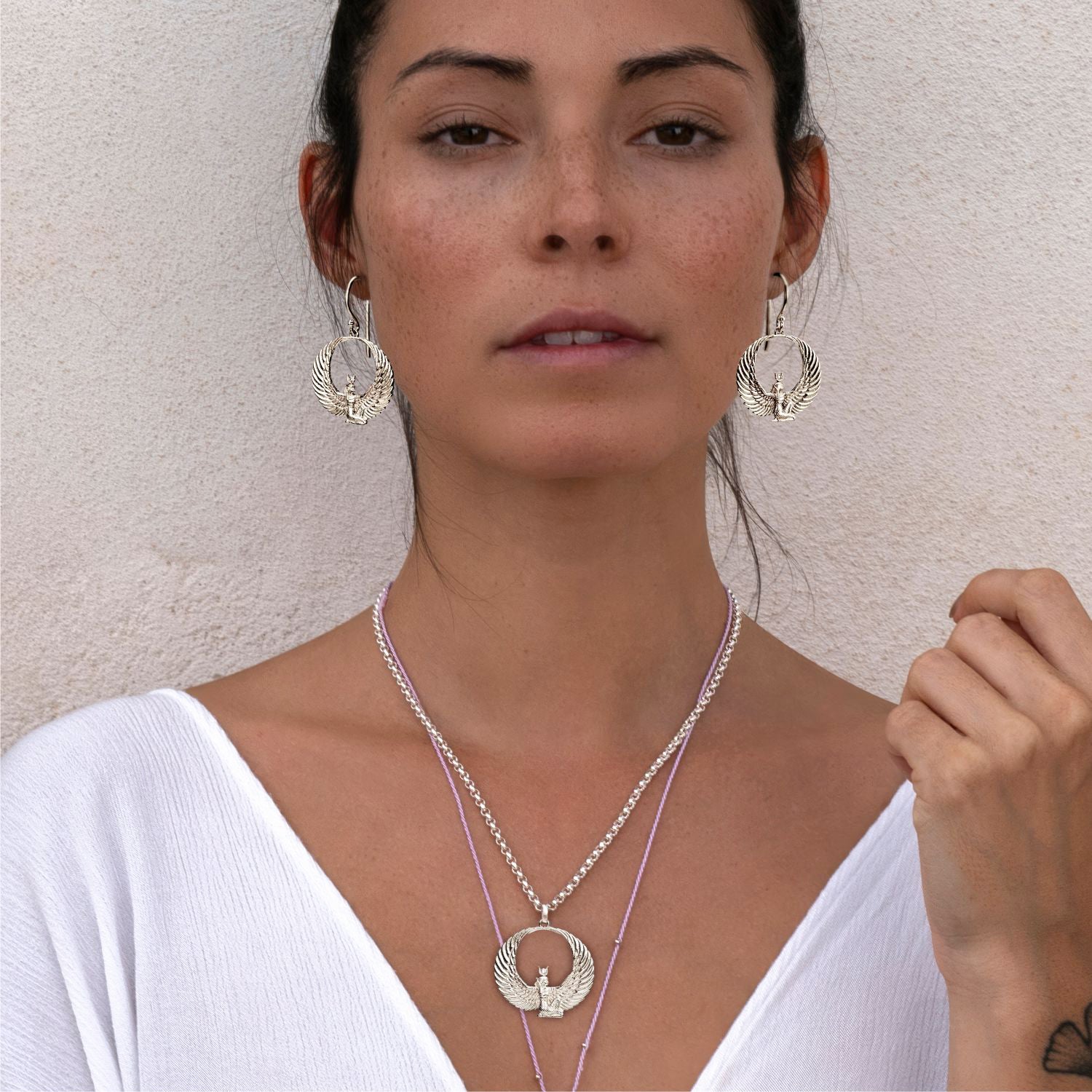 Die Yoga Lehrerin Steffi trägt einen dynamisch gerundeten Göttin-Isis-Anhänger aus Sterling Silber mit Bergkristall von ETERNAL BLISS - Ägyptischer Schmuck
