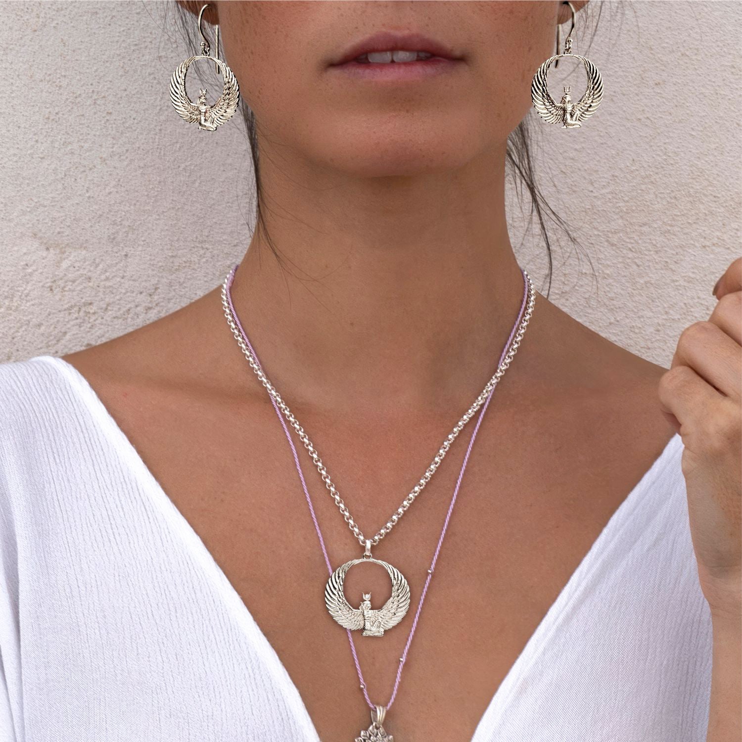 Yoga Teacher Steffi kombiniert einen dynaimsch gerundeten Göttin-Isis-Anhänger aus Sterling Silber mit Bergkristall mit Ägyptischem Schmuck von ETERNAL BLISS