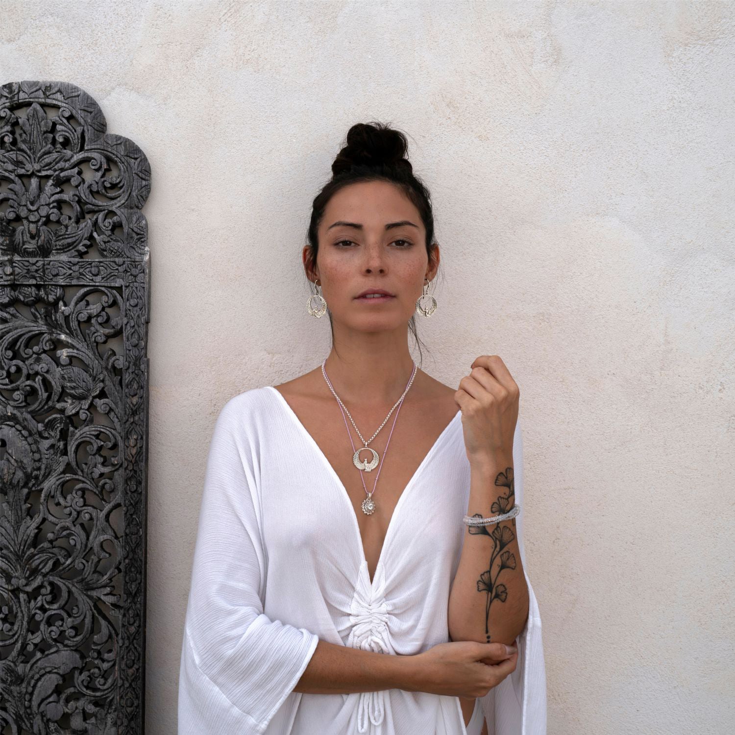 Im spirituellem Umfeld: Yoga Teacher Steffi trägt einen dynamisch gerundeten Göttin-Isis-Anhänger aus Sterling Silber mit Bergkristall von ETERNAL BLISS - Ägyptischer Schmuck