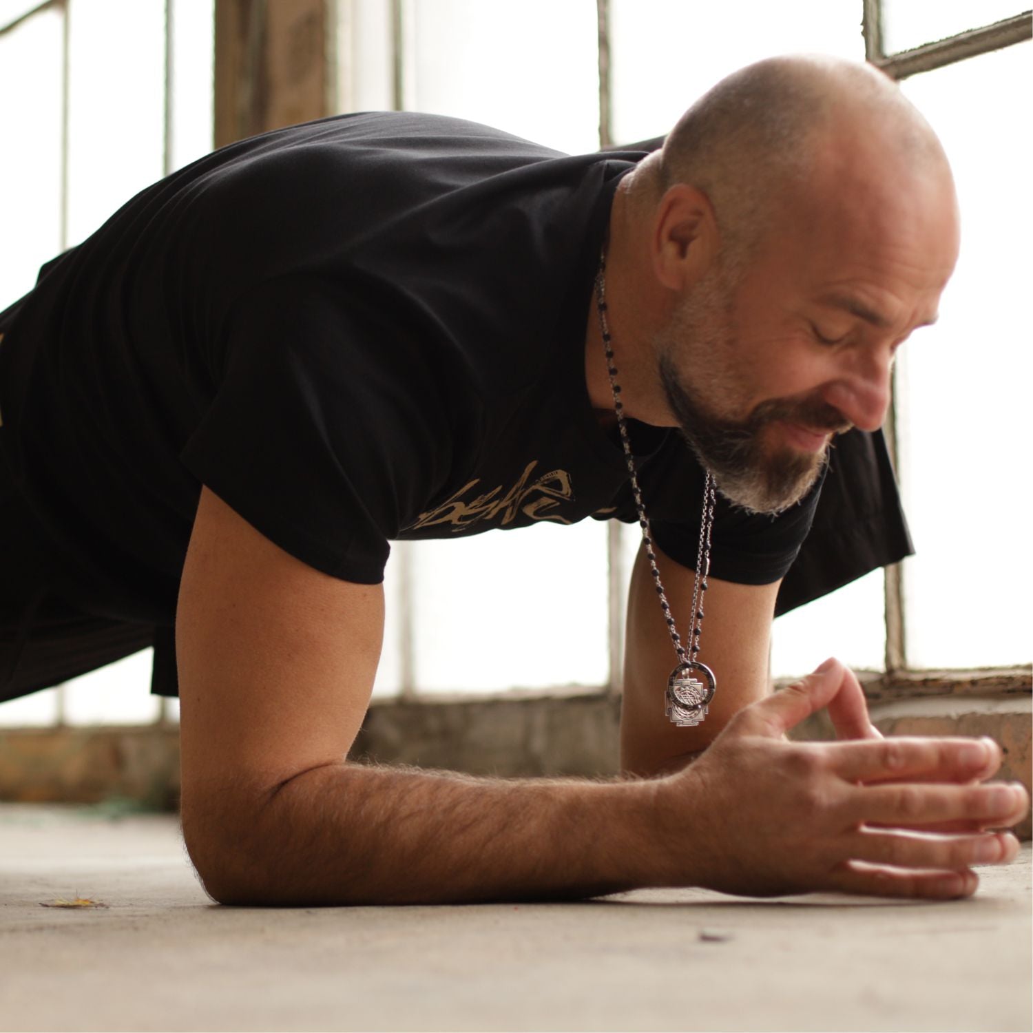 Valentin, Yoga Teacher in Leipzig, trägt einen hochwertigen Shiva Mantra Anhänger mit Iolith-Edelstein aus patiniertem Sterling Silber bei seiner Yoga Praxis