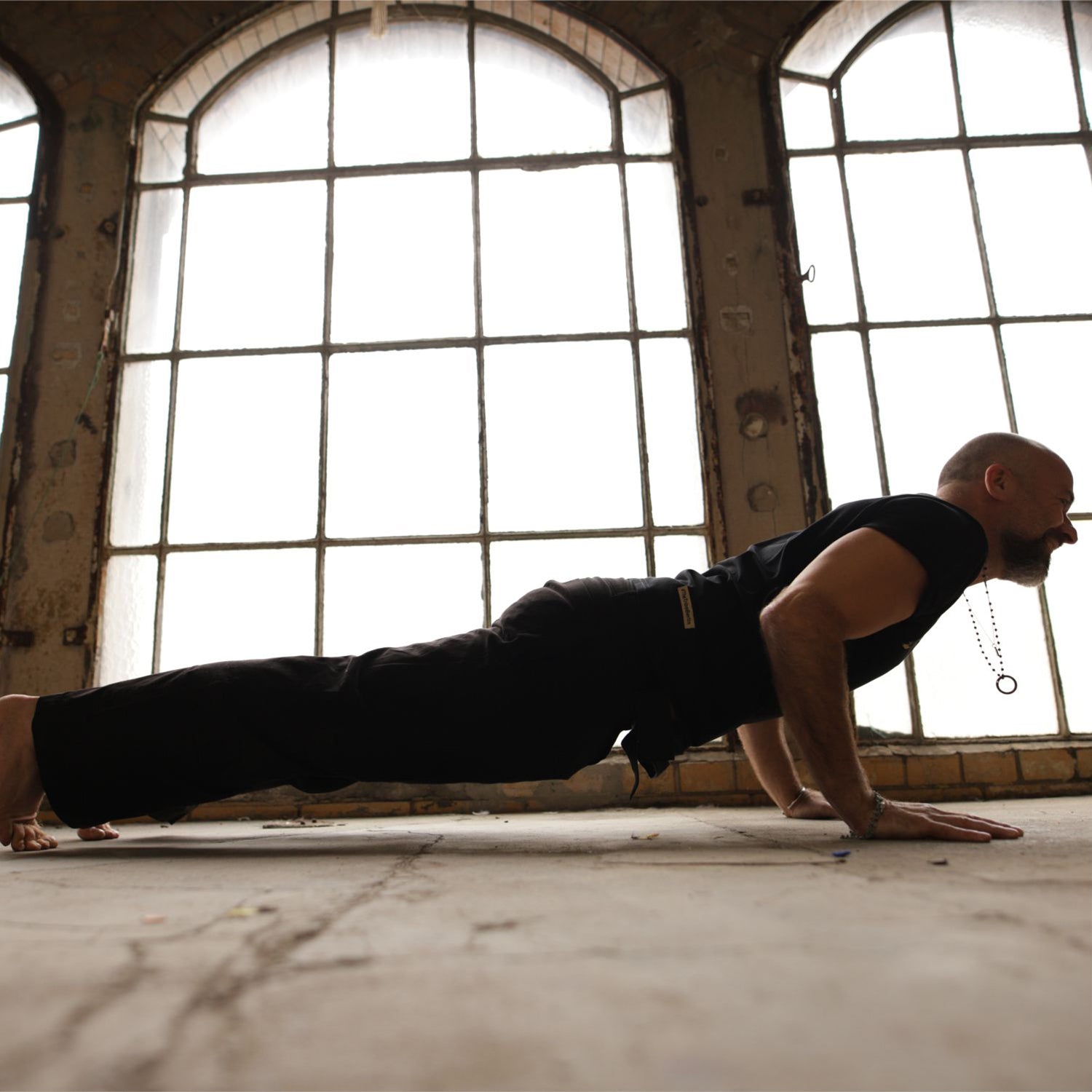 Valentin, Yoga Teacher in Leipzig, trägt einen hochwertigen Shiva Mantra Anhänger mit Iolith-Edelstein aus patiniertem Sterling Silber an einer Lava-Perlenkette von ETERNAL BLISS