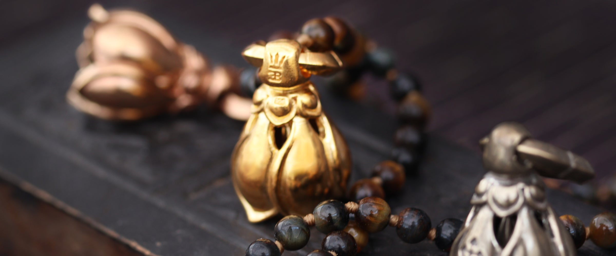 Spirituelle Schmuckkollektion: Lotus Anhänger aus Sterling Silber mit Edelsteinketten