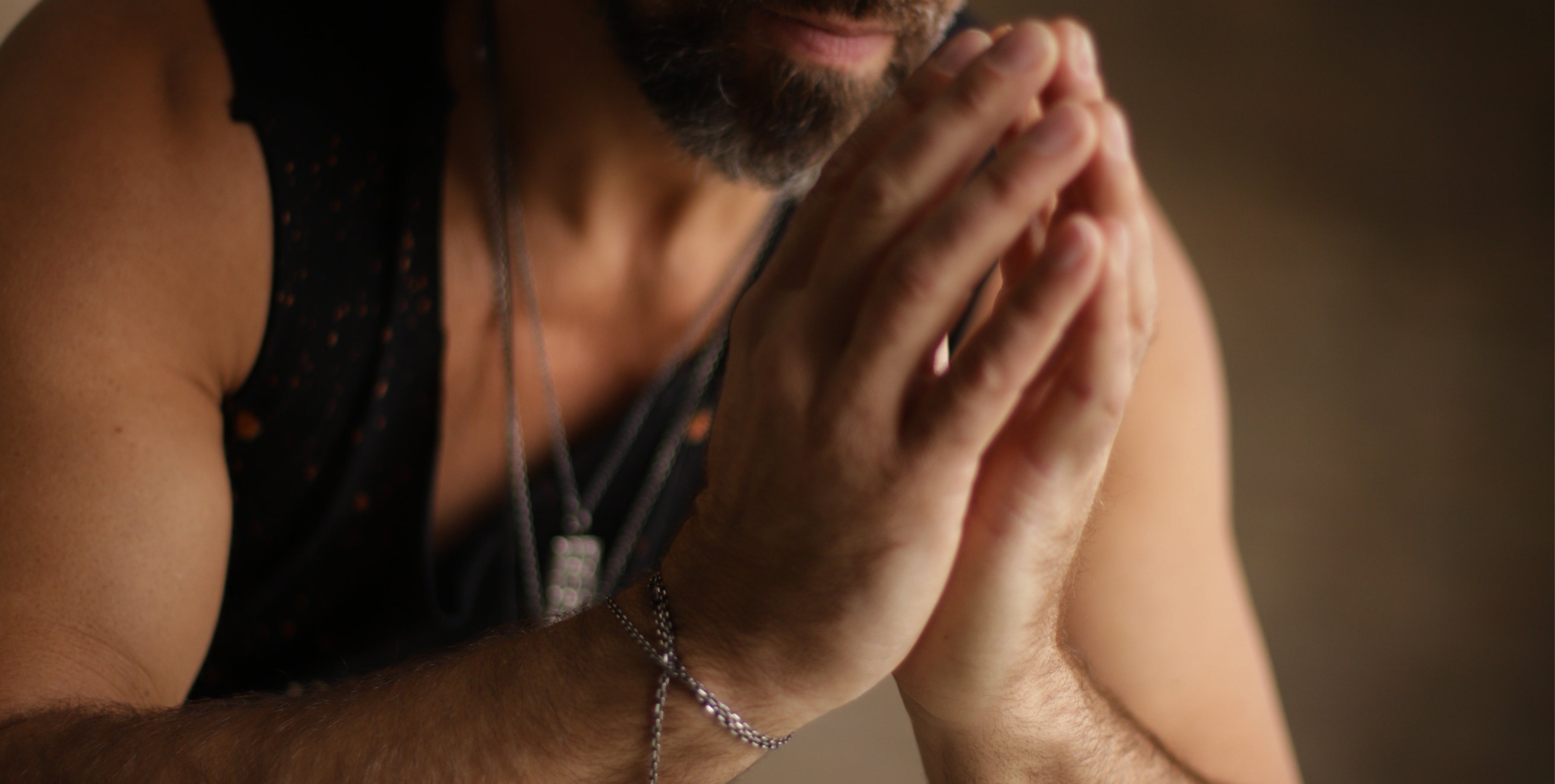 Yogalehrer Valentin aus Leipzig trägt spirituellen Männerschmuck von ETERNAL BLISS
