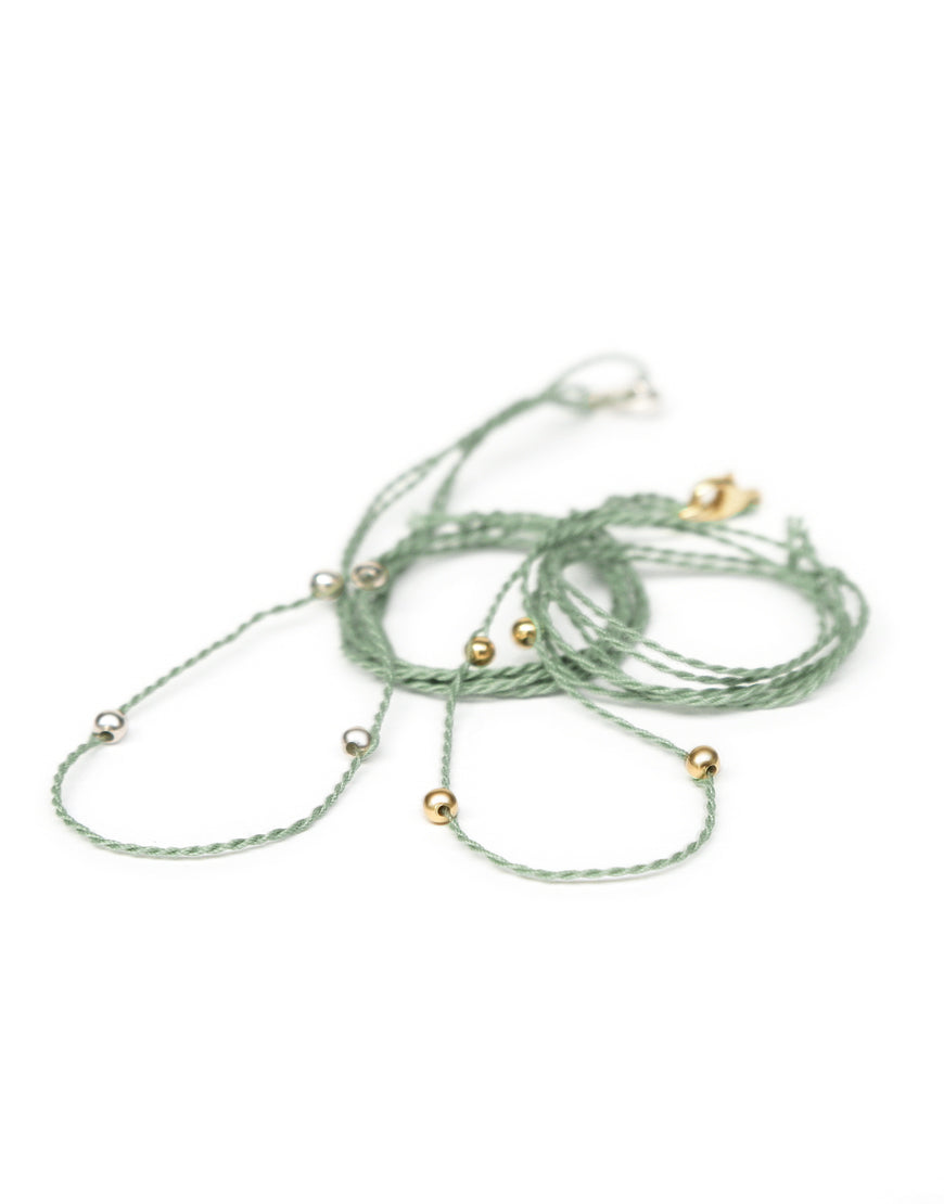 Halsband matcha aus Baumwolle mit kontrastierenden Perlen von ETERNAL BLISS