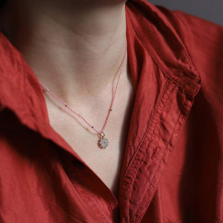 Rasayana, Ayurveda Therapeutin in Berlin, trägt einen Kronen Chakra Anhänger Mini  in Sterling Silber von ETERNAL BLISS